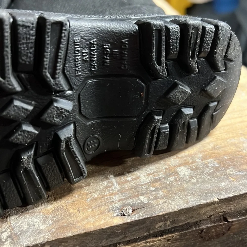 Size 11 boys black snow boot by Tundra. In near perfect unworn condition.